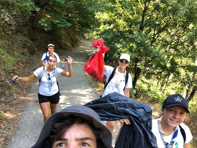 Scouts ramassent les déchets dans les Gorges d'Héric du Parc naturel régional du Haut-Languedoc
