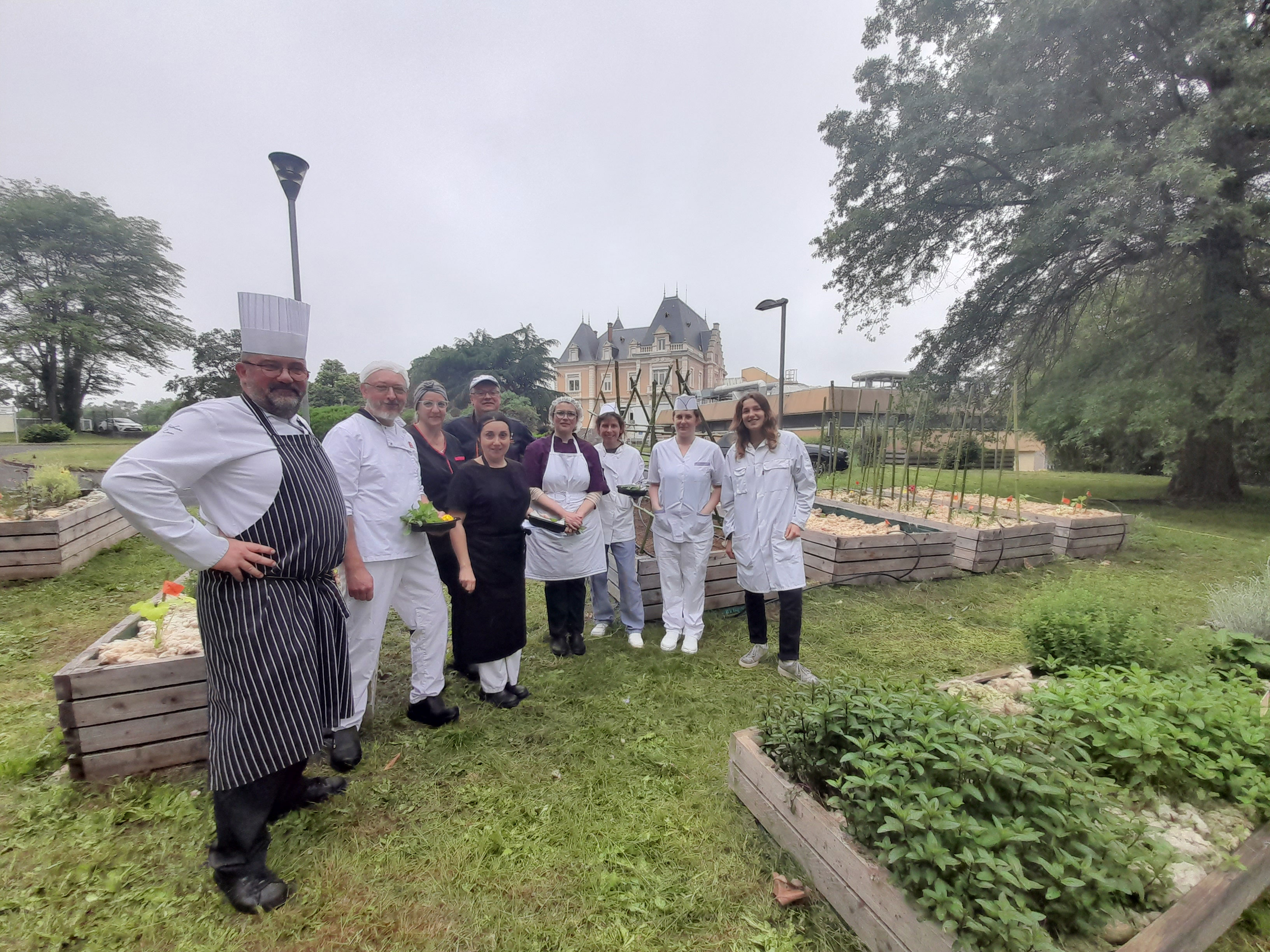 photo-1-groupe-dans-jardin-BQ.jpg