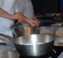 personne en train de cuisiner