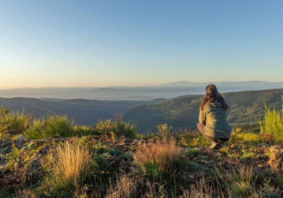 Une femme regardant le paysage du parc naturel