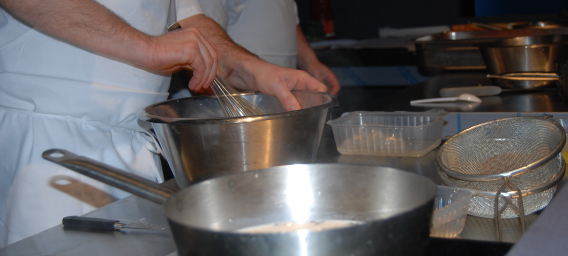personne en train de cuisiner
